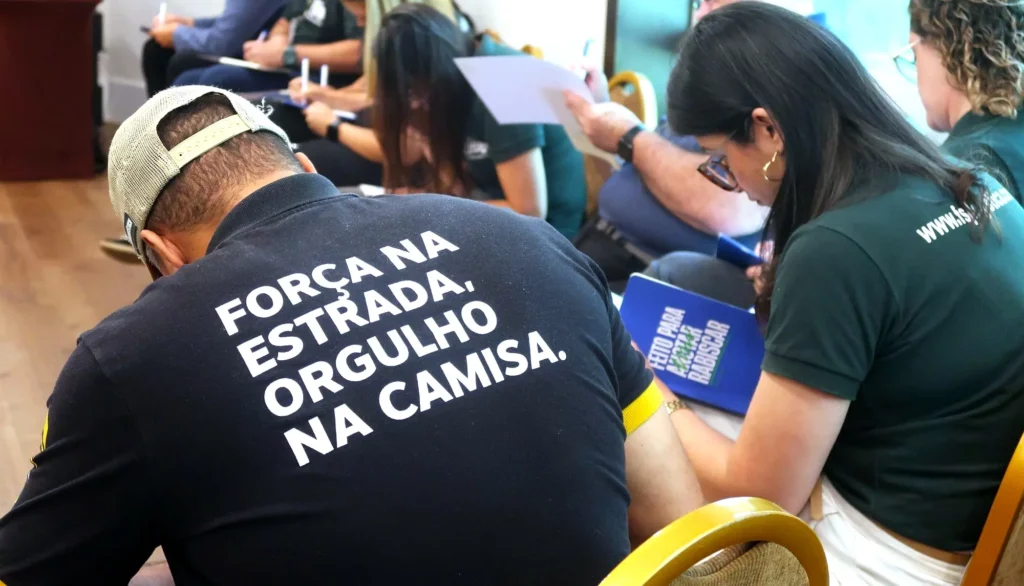 Imagem com pessoas focadas no workshop de liderança intergeracional.