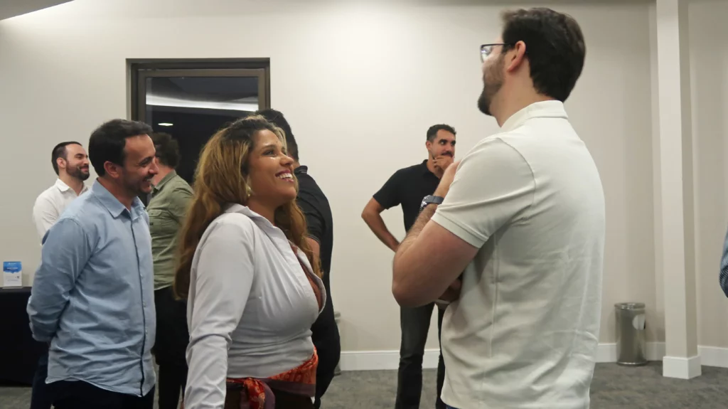 Colaboradores presenciando workshop para construção de times de alta performance.