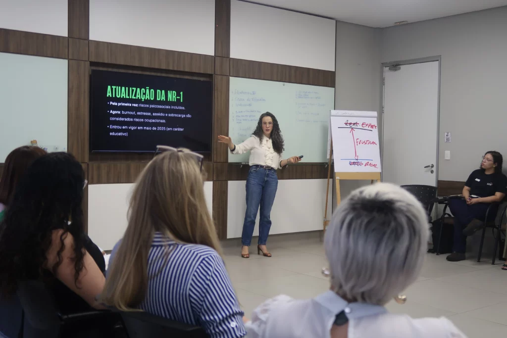 Colaboradores em aula sobre temas empresariais diversos.